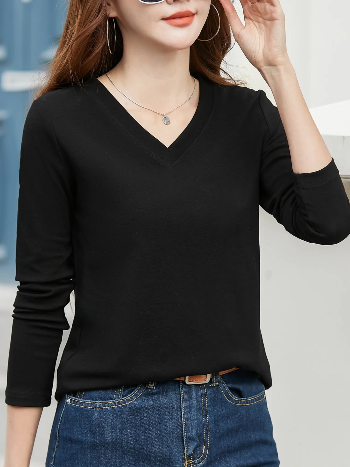Women's Essential Slim Fit V Neck Long Sleeve T-Shirt - Soft Solid Color Top for Spring and Fall Seasons, Classic Casual Wear fo